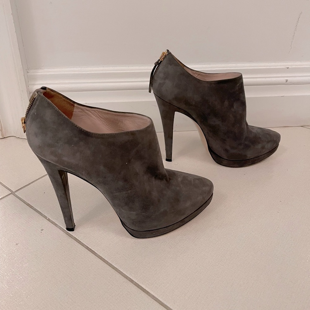 Miu miu ankle boots 5” heel. Suede. Gray color size 40